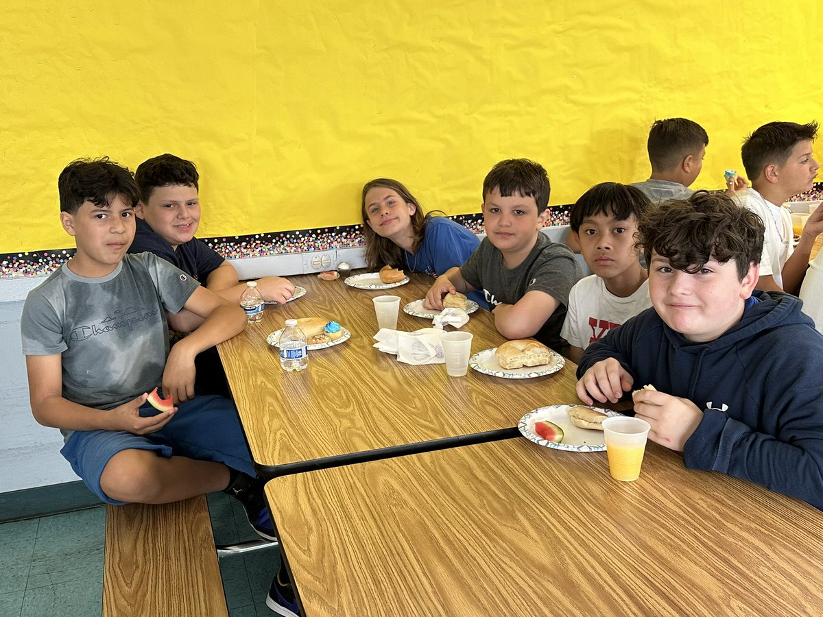 MrsBruno35's tweet photo. @OSchool4 More thanks for the 6th grade breakfast! https://t.co/IfAOdmEC3l