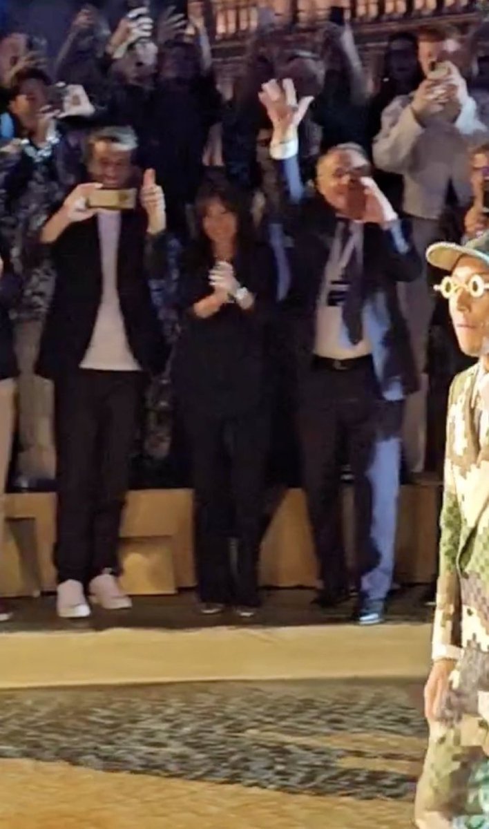 EricKLein_'s tweet image. La fashionista #AnneHidalgo au défilé Vuitton … en front row carrément 💅🏻💰💫✨
#frontrow #happyfew #socialisme #saccageparis