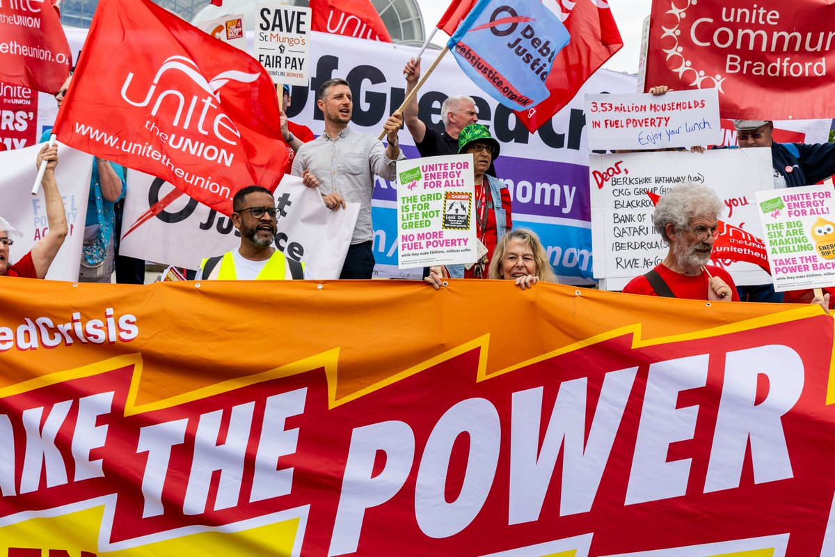 📢The noisy crowd at our #TakeBackThePower demo yesterday told the #energy firm CEOs - the public is sick of being ripped off and we want our politicians to #renationalise

📔Read more about the case for public ownership: unitetheunion.org/what-we-do/uni…

Photos by @NT_photos