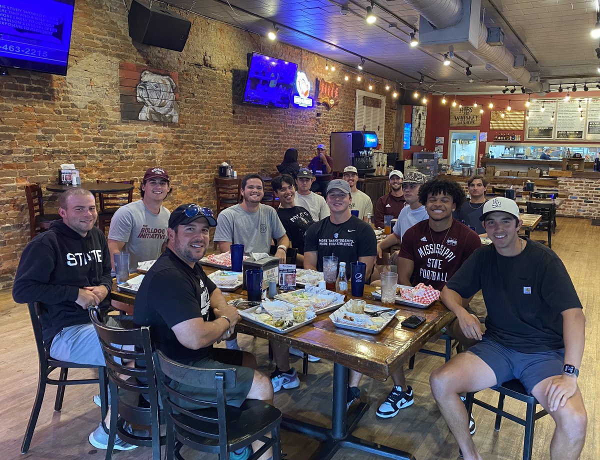 Breaking Bread w/ the Boyz <a href="/MOBstarkville/">Moe's Original BBQ</a>
🥾🏈 #Forces💣 #HailState🐶