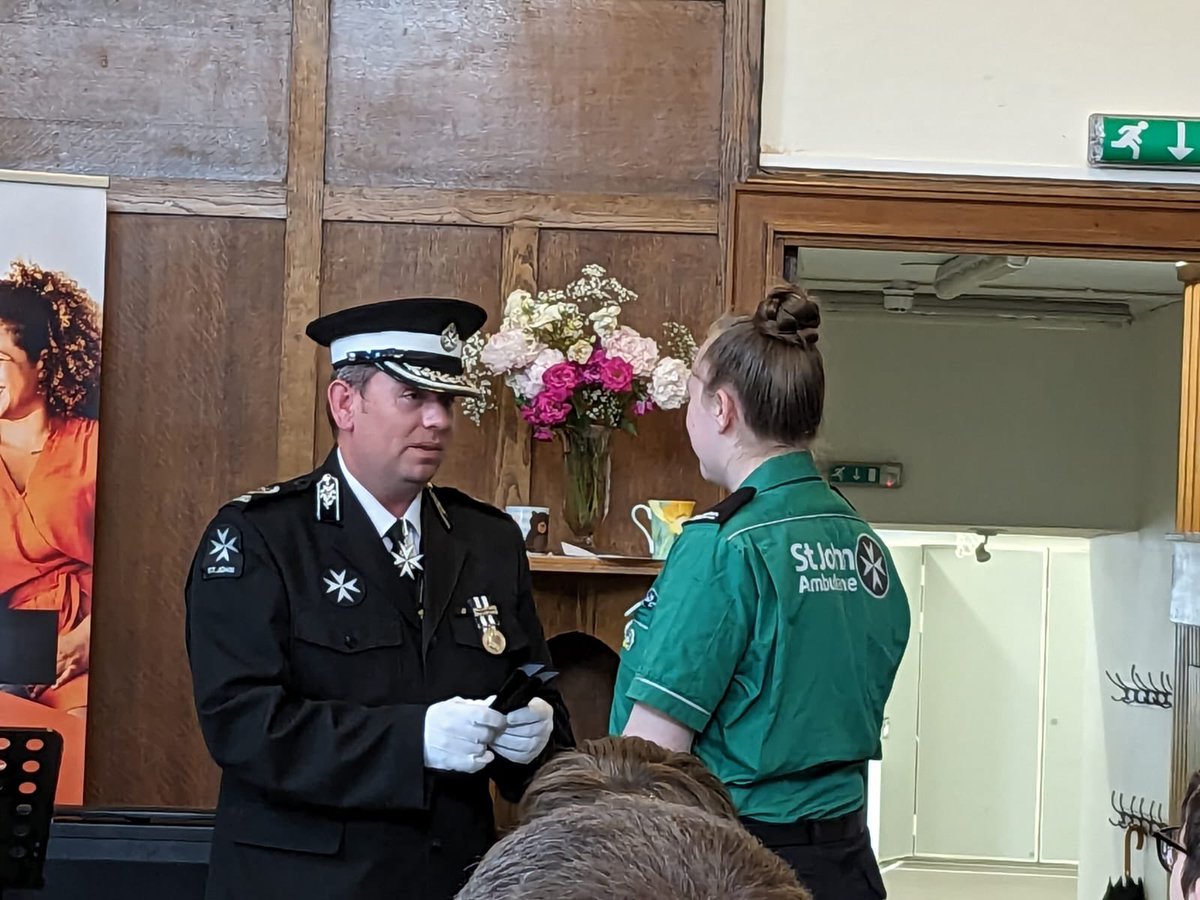 HeatherA_2019's tweet photo. Tonight we had our awards evening! It was a wonderful evening, we welcomed some new badgers and cadets to St John💚 Grand prior certificates and rank epaulettes were also given out💚

@SJASSW https://t.co/eH5jYxpG2M