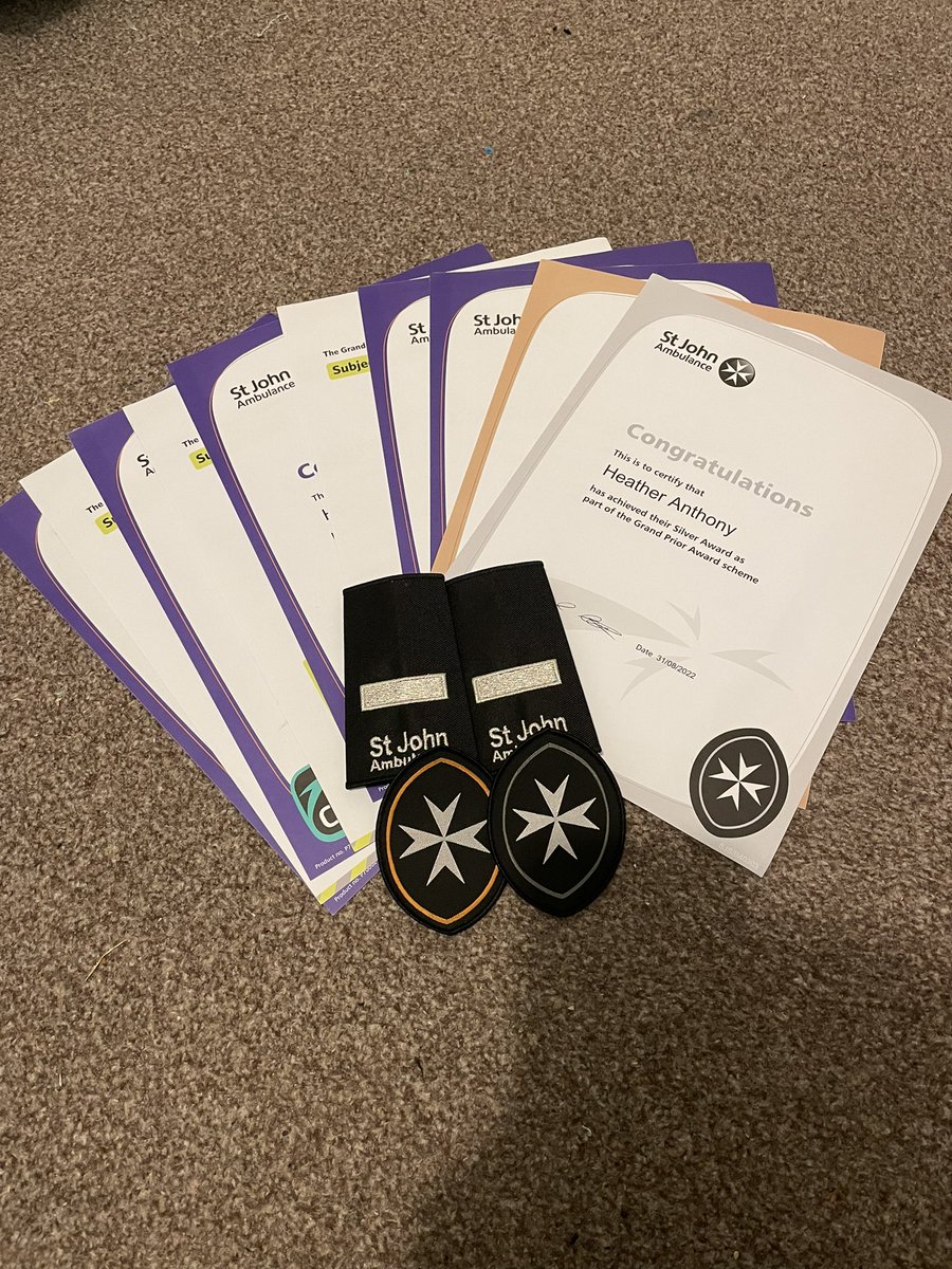 HeatherA_2019's tweet photo. Tonight we had our awards evening! It was a wonderful evening, we welcomed some new badgers and cadets to St John💚 Grand prior certificates and rank epaulettes were also given out💚

@SJASSW https://t.co/eH5jYxpG2M