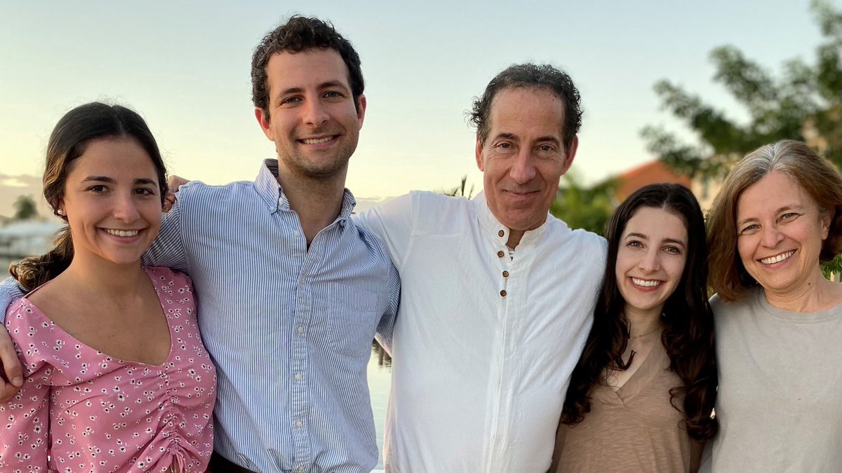 Jamie Raskin has endured losing a child and beat cancer all while fighting for the protection of all Americans. He defines what a hero is. RT and 💙 if you support all he has done!