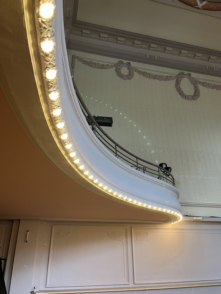 duhamel_vanessa's tweet photo. Depuis le parvis de l’@operalille pour le concert du dispositif #Finoreille et la « Chorale des enfants enchanteurs » à la salle des fêtes de #Fives pour entendre écoles et ensembles dont la très dynamique #chorale fivoise #Givemefives . Un beau parcours sur le thème des chorales en compagnie de @BenoitHivon, conseiller de quartier @FAIRELILLE. 
#Fêtedelamusique2023