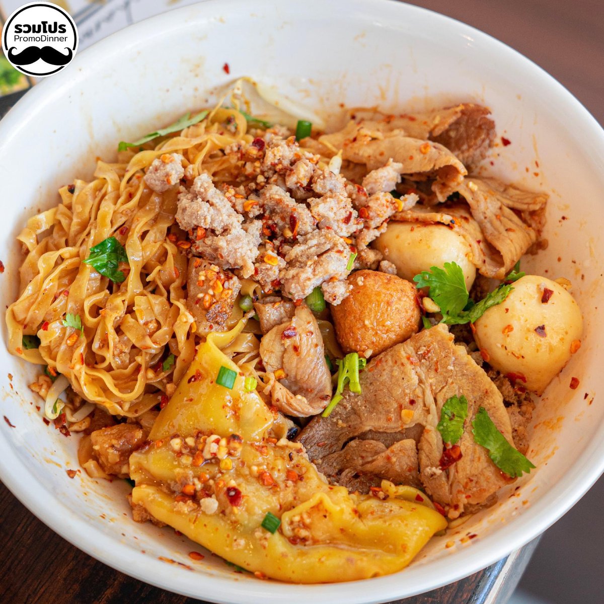 “ชาม ก๋วยเตี๋ยวเส้นคลุก” เขาจะอาก๋วยเตี๋ยวและเครื่องทั้งหมดไปคลุกๆๆ ในชาม แล้วยกเสิร์ฟ อร่อยเปิดโลกมาก เพราะปกติไม่ค่อยกินก๋วยเตี๋ยวแห้งซักเท่าไหร่ แต่ร้านนี้คือทำมาดีเลย ชอบบบ อร่อยแบบไม่ต้องปรุงเพิ่ม ต้องลอง! <a href="/aroii/">@aroii บอกต่อ</a> 
📍 ชาม ก๋วยเตี๋ยวเส้นคลุก เจริญนคร
⏰ เปิดทุกวัน 11:00-22:00