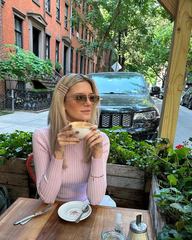 Galavisión (@galavision) on Twitter photo ¡Pero primero, café! Talitha Becker los espera como Liz en Vecinos de lunes a viernes a las 10p/9c por Galavisión 🤩
📸: <a href="/talithabeckerr/">Talitha Becker</a> ¡Pero primero, café! Talitha Becker los espera como Liz en Vecinos de lunes a viernes a las 10p/9c por Galavisión 🤩
📸: <a href="/talithabeckerr/">Talitha Becker</a>