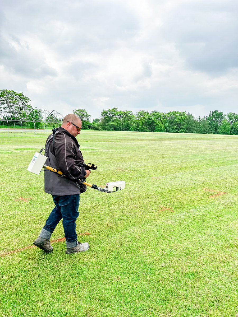 Leading @uofguelph Engineering Professor Rafael Santos and his team perform a field experiment of a new carbon capturing fertilizer in turf grass. @UofGCEPS #GuelphEngineering