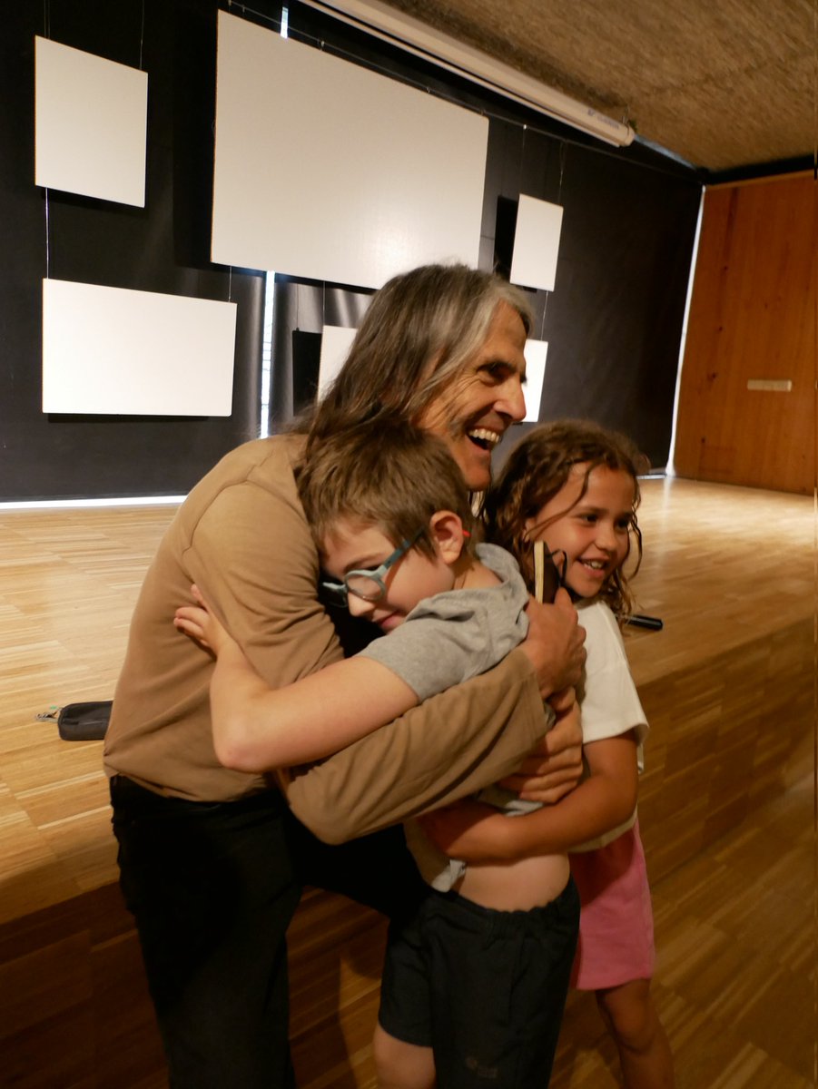 "Vosaltres ho heu fet molt bé i sou molt generosos amb tot aquest material que heu generat, amb l’ajuda dels mestres, del Jordi.”

Perejaume

Gràcies, Perejaume, per seguir compartint idees i fer rotllana amb tots els nens i nenes i mestres de l’Escola.

#escolaelpuig #perejaume