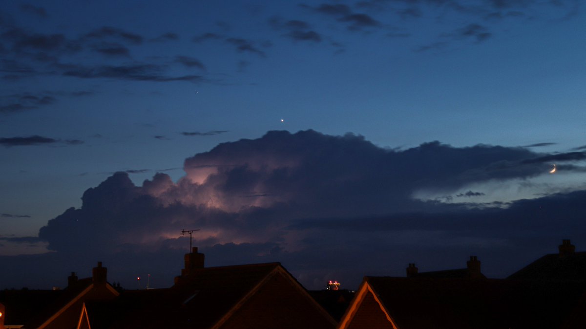 Late yesterday evening I just caught the end of this little storm near Banbury. Viewed from Milton Keynes. @LondonSnowWatch @scenesfromMK