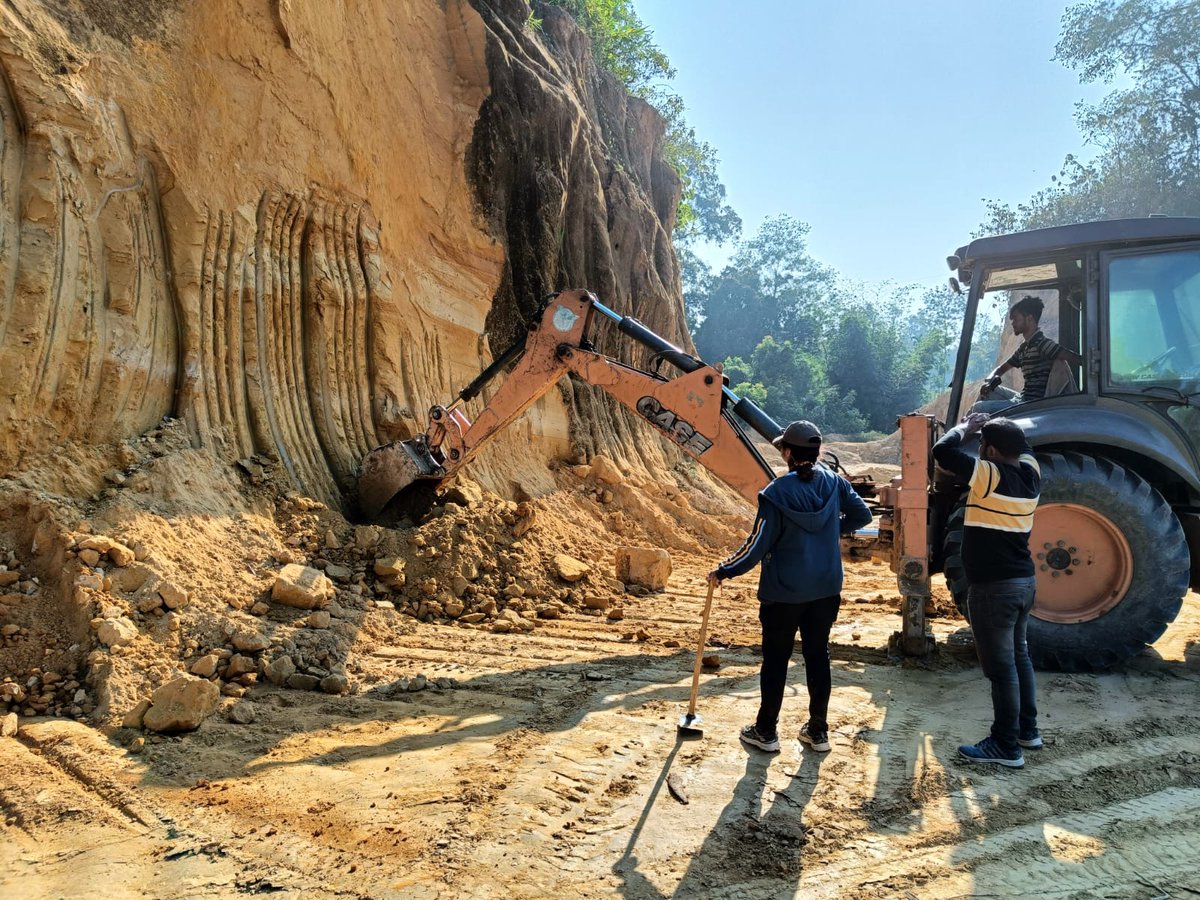 riasoumi's tweet photo. @DrWendyRocks Instructing to make a  roadside section https://t.co/ucmatk48kf