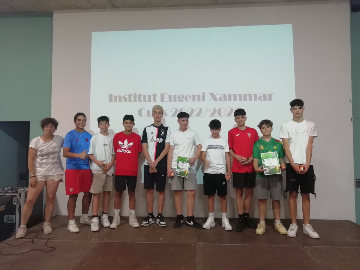 InsXammar's tweet photo. Acte de cloenda de curs amb l’entrega de premis als millors resultats del centre a les #provescangur , als guanyadors dels patis actius i amb el ja tradicional partit de la federació nacional de profes contra els guanyadors dels patis actius. Resultat: 4-2 favorable als profes🏆 https://t.co/b0UKNBQVFL