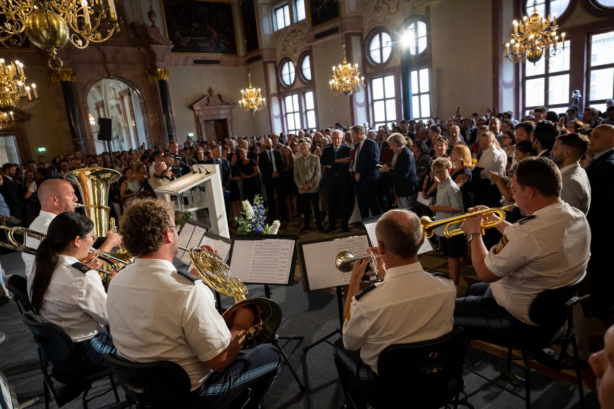 BayStMI's tweet photo. Willkommen in #Bayern!❤️
Ministerpräsident @markus_soeder und Bayerns Innen- und Integrationsminister Joachim #Herrmann haben heute in der Münchner #Residenz 650 neue deutsche Staatsbürgerinnen und Staatsbürger begrüßt.
In Bayern #daheim: So gelingt Integration! #Integrationleben https://t.co/hHxK01Sw2J