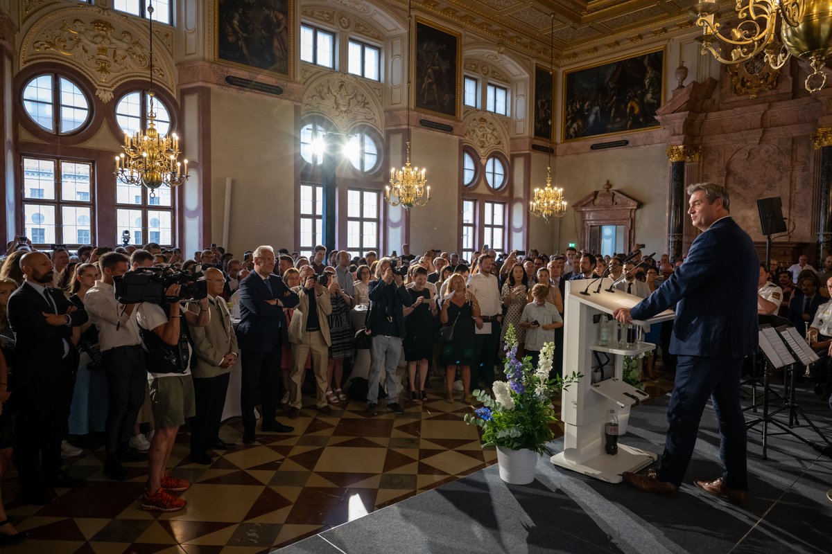 BayStMI's tweet photo. Willkommen in #Bayern!❤️
Ministerpräsident @markus_soeder und Bayerns Innen- und Integrationsminister Joachim #Herrmann haben heute in der Münchner #Residenz 650 neue deutsche Staatsbürgerinnen und Staatsbürger begrüßt.
In Bayern #daheim: So gelingt Integration! #Integrationleben https://t.co/hHxK01Sw2J