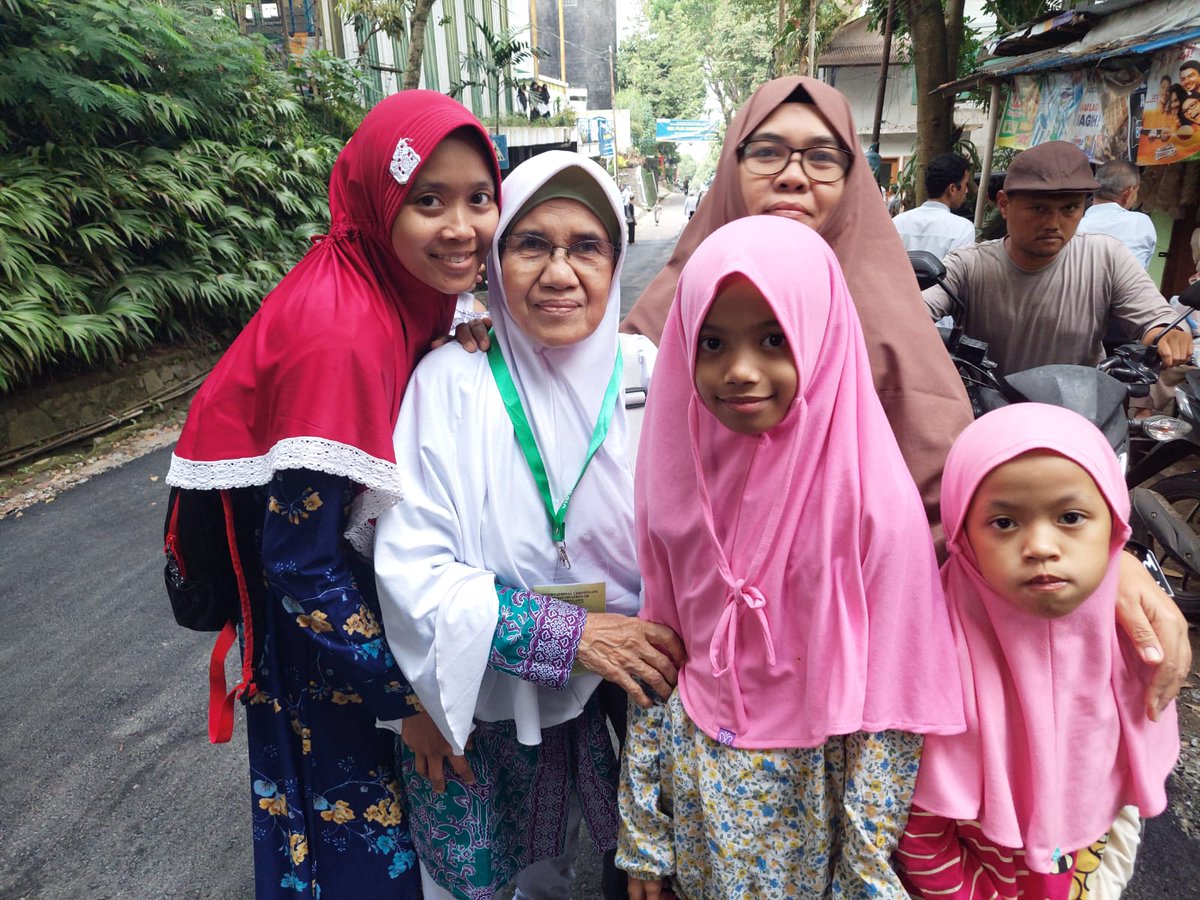 Berangkat ke tanah suci melaksanakan salah satu rukun Islam #INDPAK #NintendoDirect #StateofOrigin  Alhamdulillah . . . Bu Dek Surachma Asiati bisa berangkat tahun ini . . . DENGAN PENUH SUKA cita