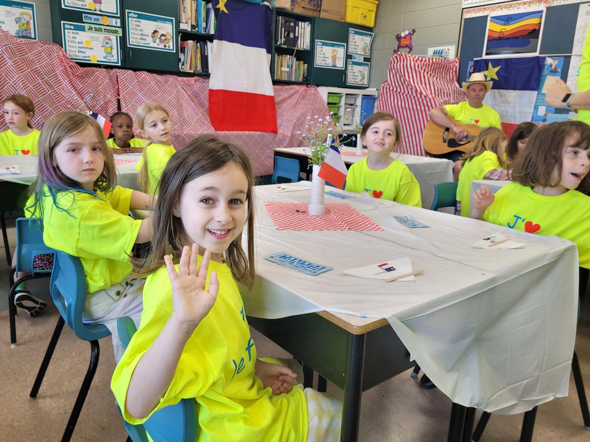MmeJacobs1's tweet photo. Bienvenue à notre Bistro! Our students  visited our Bistro and celebrated Acadian culture with treats and music. 
@HRCE_FSL 
@HorizonElement2 
@HRCE_NS https://t.co/hjPHFcQL69