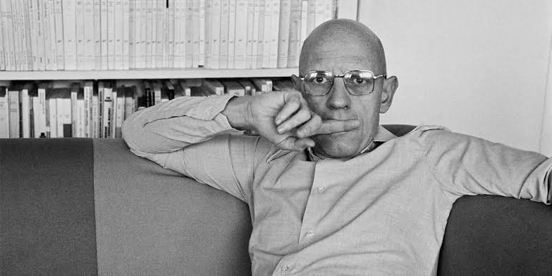 Michel Foucault, toplumsal kontrol konusunda önemli bir düşünürdür. Ona göre, toplumsal kontrol mekanizmaları, güç ilişkileri ve iktidarın bir aracı olarak işlev görmektedir. Foucault, toplumun kontrolünün sadece devlet veya otorite figürleri tarafından sağlanmadığını, aynı…