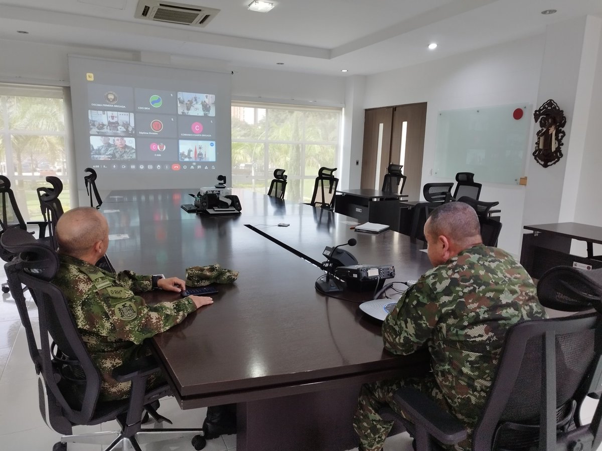 Ejercito_Div7's tweet photo. #AEstaHora nuestro cdte #GeneralMurillo y el SMC. Orozco, saludan en videoconferencia a 33 Subtenientes egresados de la @ESMIC_EJC que llegan a reforzar la instrucción de los soldados y la seguridad en toda el área de responsabilidad de la Séptima División.
#PatriaHonorLealtad https://t.co/1u9GvdpQGg