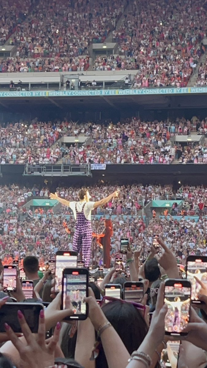 _j3ssicur's tweet photo. WEMBLEY N3 💜🖤 https://t.co/W9K9Fktpz8