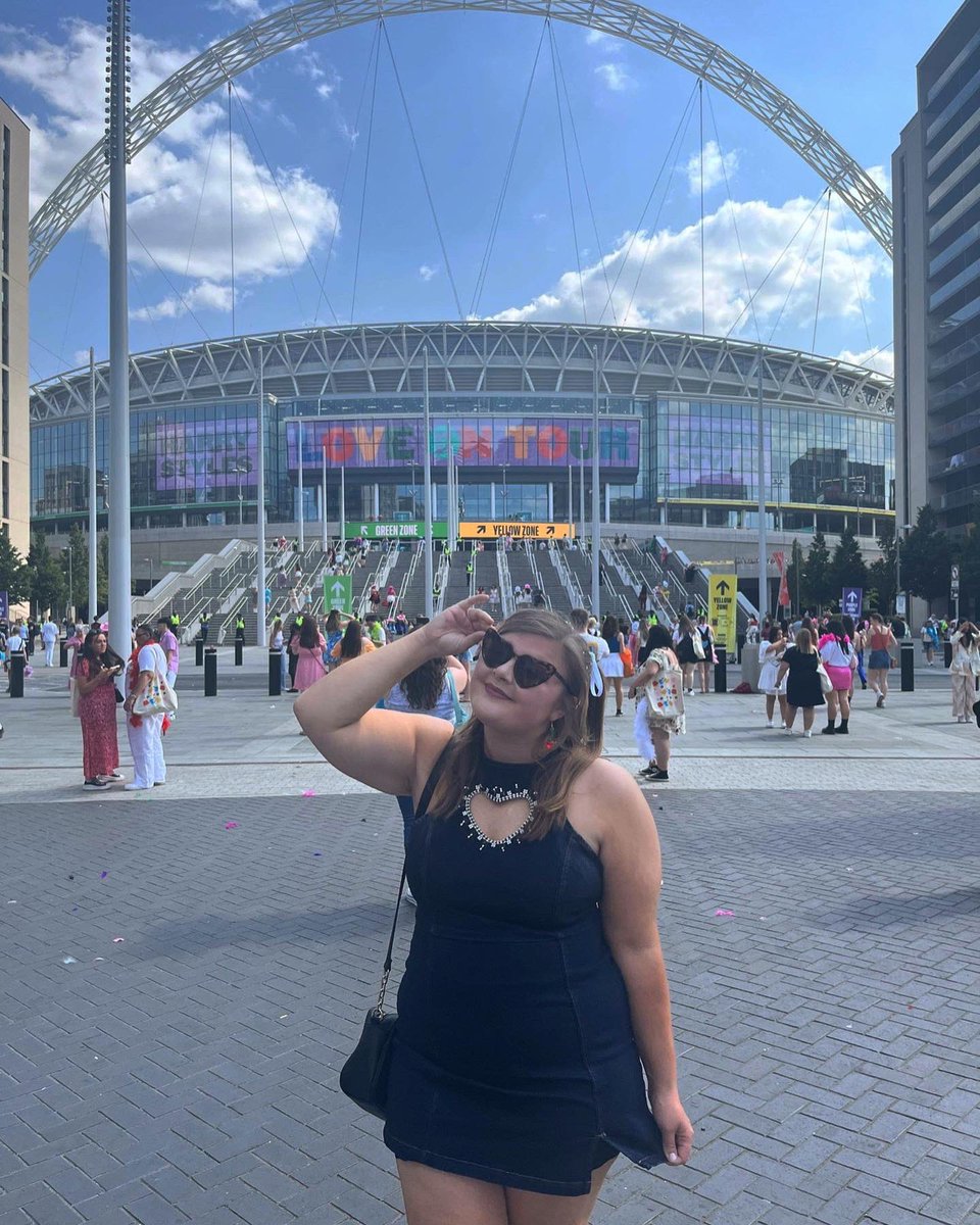_j3ssicur's tweet photo. WEMBLEY N3 💜🖤 https://t.co/W9K9Fktpz8