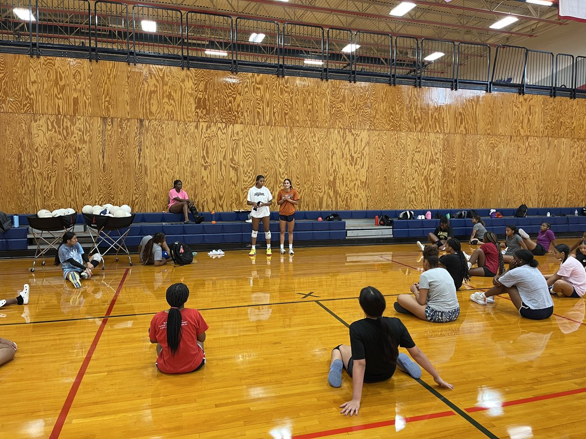 ManvelVBall's tweet photo. BIG thank you to Lyric and Emily who stopped by today! You girls are both amazing role models for our current players and we appreciate the encouragement! Lyric will be attending Lamar in the fall and continuing to play volleyball. Emily is headed to UT!!
❤️🏐💙
#HokaHey https://t.co/uxpl6mf6t9