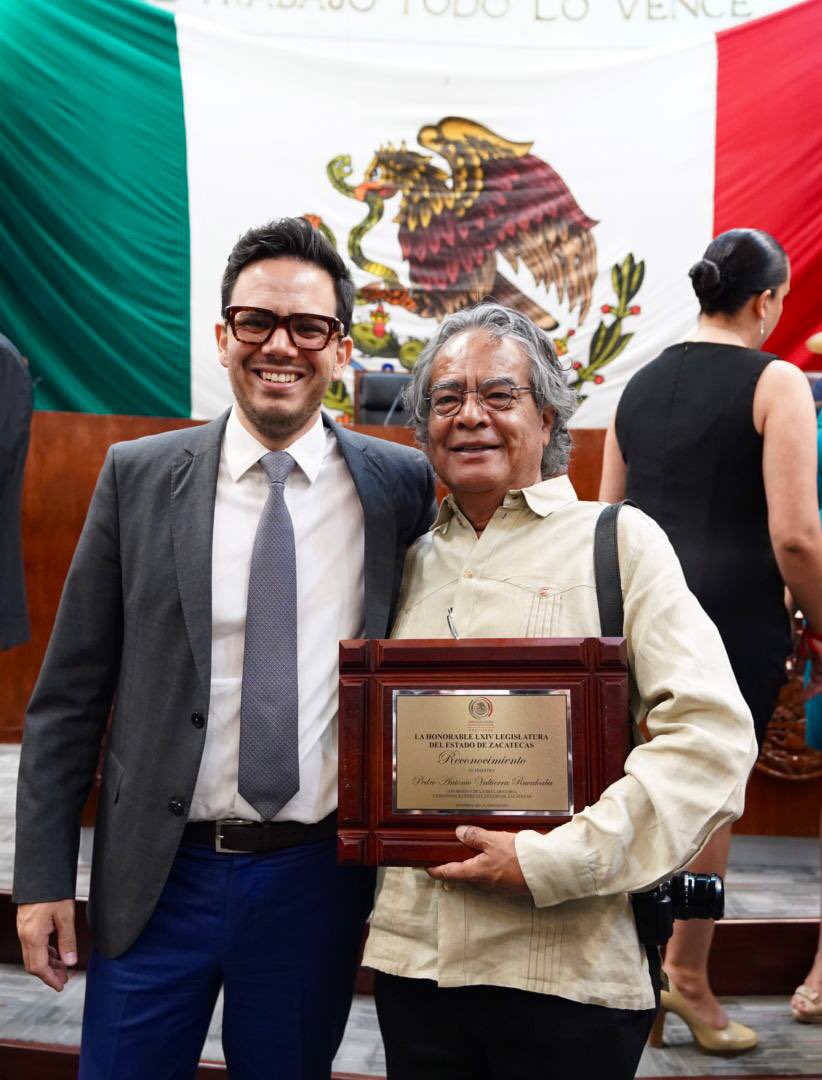 SriaGeneral_Zac's tweet photo. 📌 | Nuestro reconocimiento al fotoperiodista zacatecano Pedro Valtierra Ruvalcaba quien fue designado Ciudadano Ilustre de Zacatecas en una ceremonia encabezada por los tres Poderes del Estado. Su trabajo ha trascendido fronteras y ha puesto en alto a nuestro Estado. https://t.co/acCtcjwM9V