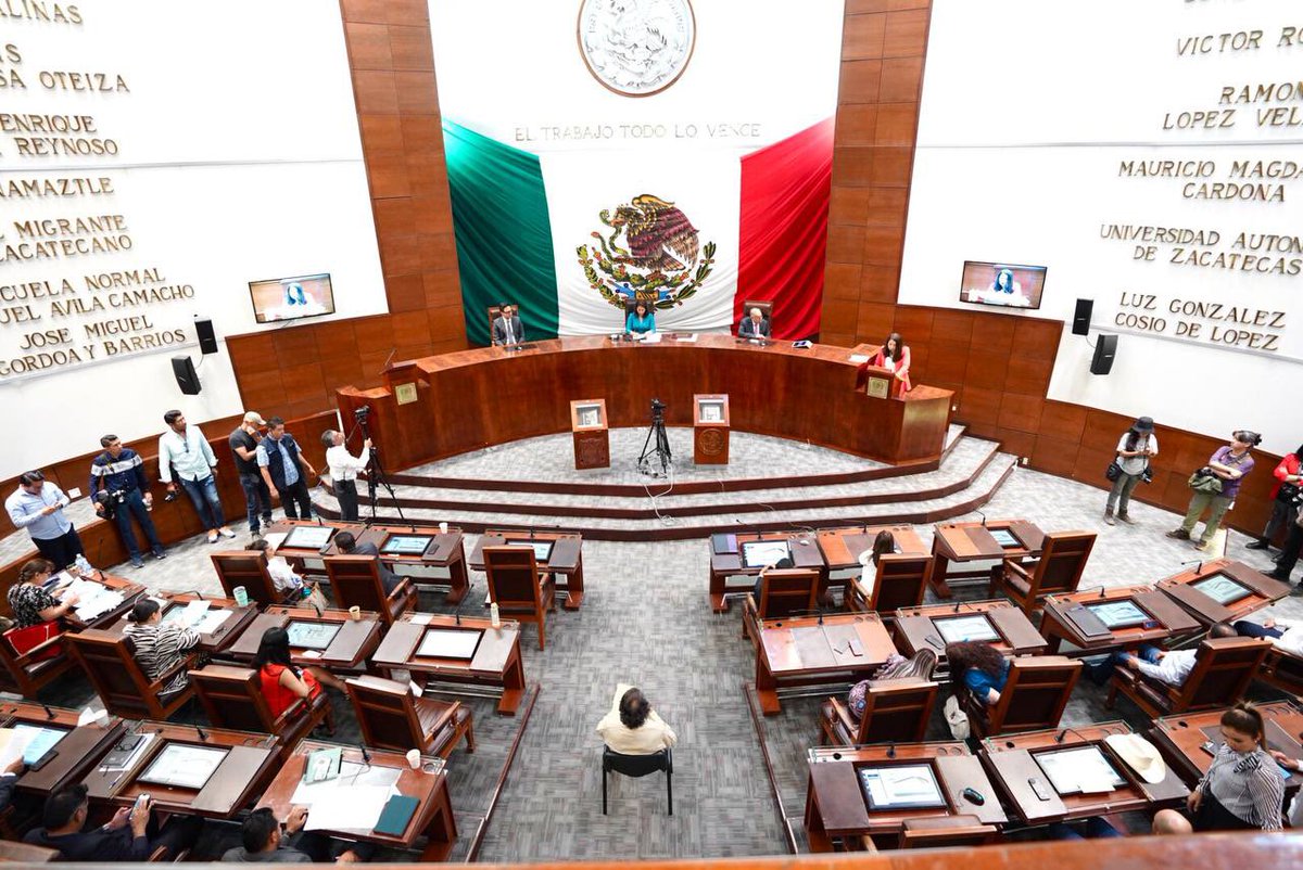 📌 | Nuestro reconocimiento al fotoperiodista zacatecano Pedro Valtierra Ruvalcaba quien fue designado Ciudadano Ilustre de Zacatecas en una ceremonia encabezada por los tres Poderes del Estado. Su trabajo ha trascendido fronteras y ha puesto en alto a nuestro Estado.