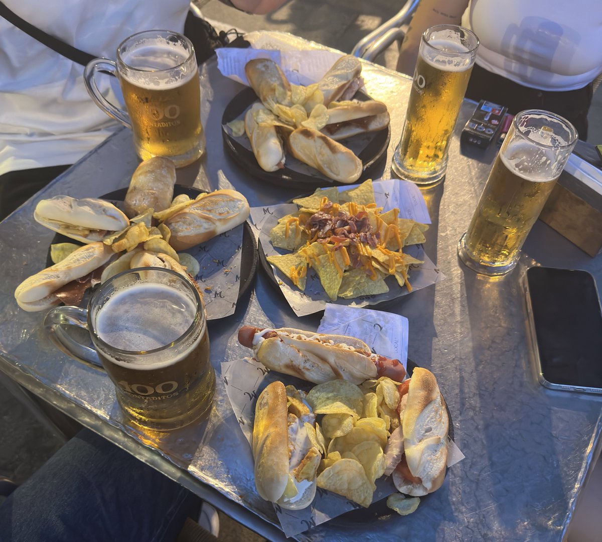 Bu masada 4 tane bira, 13 tane mini sandviç, patates kızartması ve 1 tane de cheddarlı nachos var. Topam 22€’ya 4 kişi tıka basa doyduk. Canım İspanya😍