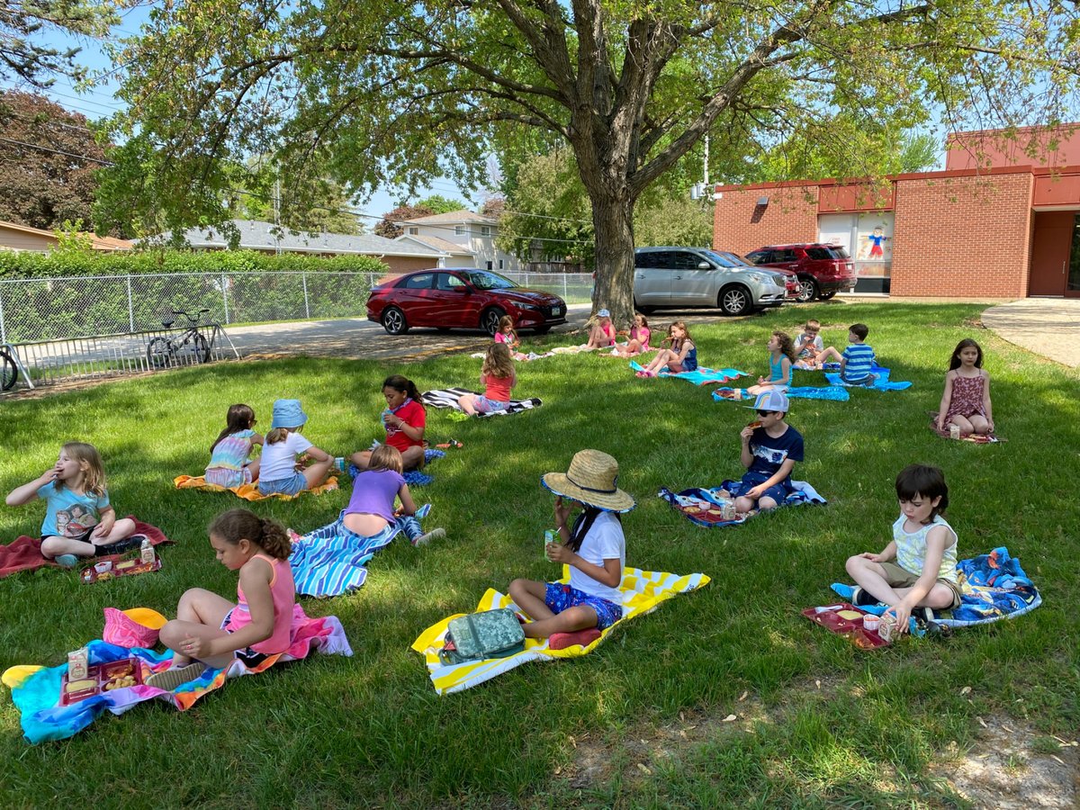 FDCSD's tweet photo. Feelhaver #FDElem 1st graders enjoyed a beach day & picnic as a reward for their Miles of Pennies fundraising efforts. Thank you to all the parents, teachers & generous supporters who contributed to our schools & made a great memory for our students. #proud2bFD #FDCSD https://t.co/NNpYsbJYPq