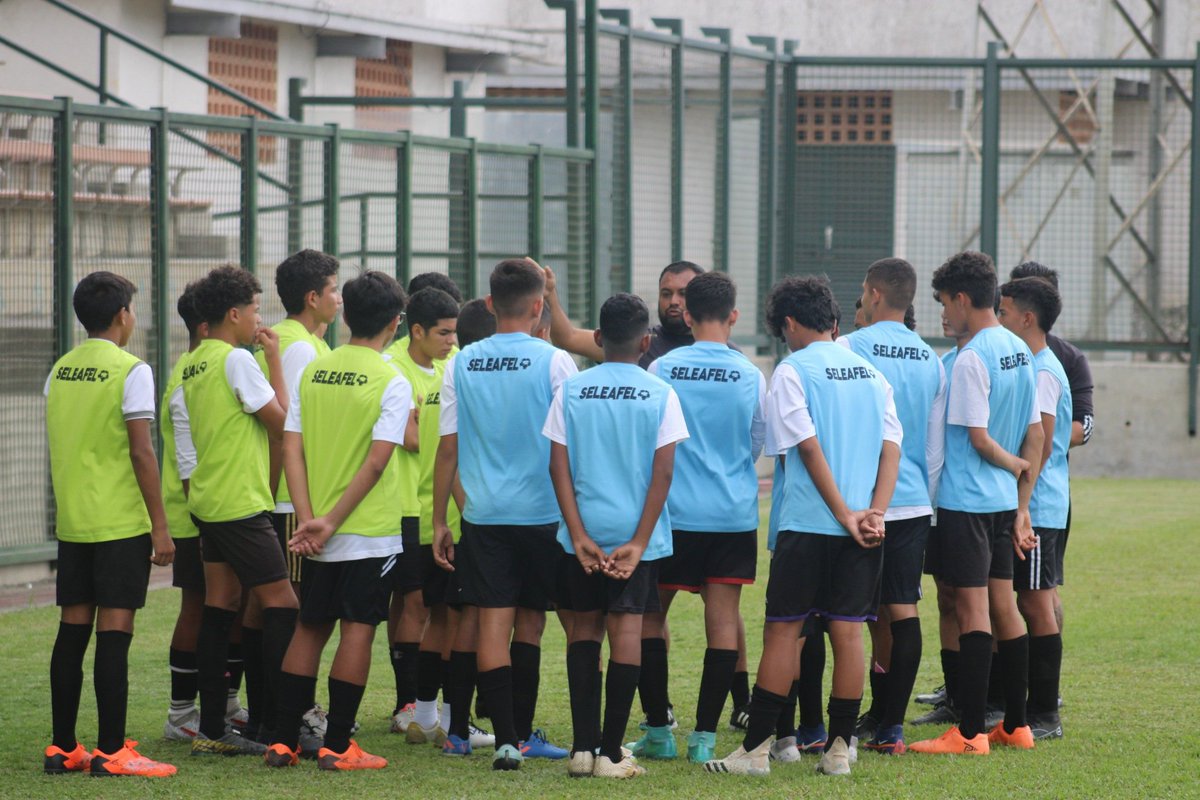 SomosAfel's tweet photo. #PreSelecciónAFEL 🇱🇦 | 

Últimas instrucciones de parte del cuerpo técnico ⚙️

Categoría Sub-15 🔝

¡#TalentoAFEL! 👊🏼

#SomosAFEL #TeamAFEL #ConElOrgulloDeSerLarense #TodosSomosAFEL https://t.co/Nhmheki8vO