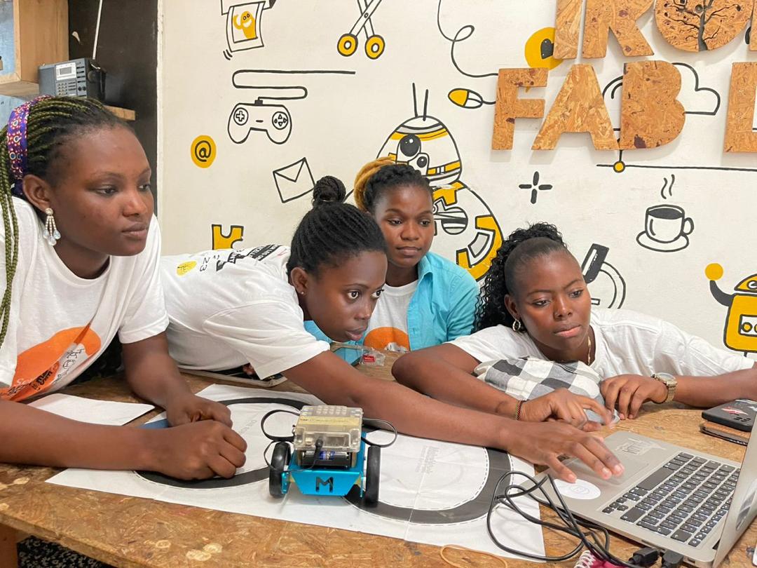 Ce jour, @IrokoFablab a accueilli un atelier passionnant d'initiation au coding et à la robotique, dans le cadre de la semaine africaine de la Science au Bénin. Merci à @vidjinnangniG, @francoffi qui étaient aux commandes. #ASW2023