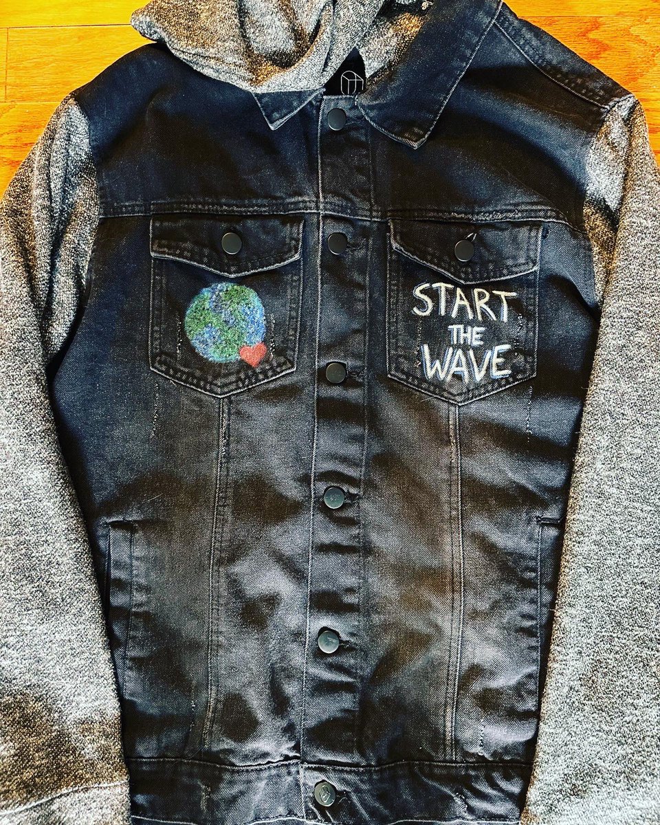 kkfosterartist's tweet photo. 🌈❤️ Free Your Highest Self ❤️🌈

🌊 This #StartTheWave #STWEcoMerch piece is coming along with me to #EDE2023 💚

🌎 Size: XXL

✨ I look forward to meeting you all in July! Stop by &amp; check out all my STW Eco pieces &amp; as my other art! ✨

#WynonnaEarp #Earpers https://t.co/bGuVWgxvPg