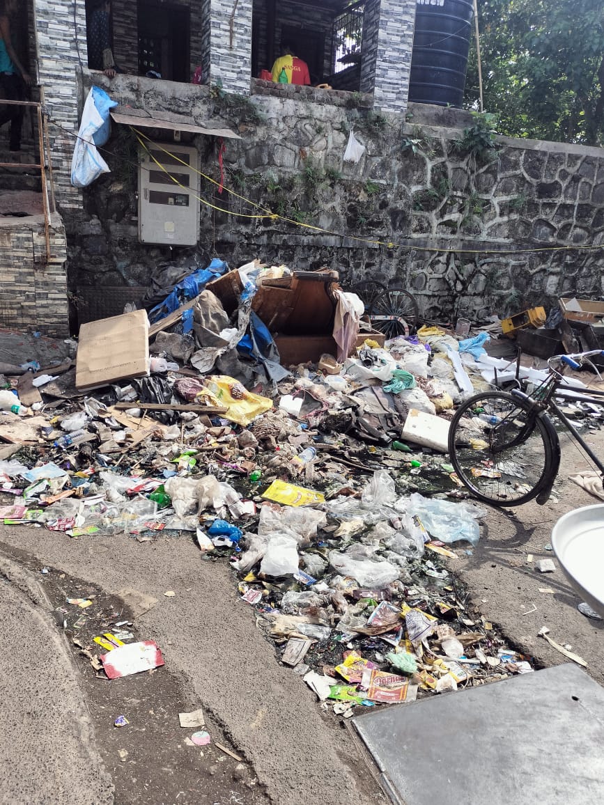ArzanAhmed's tweet photo. Due to this hazardous waste public are getting infected with various diseases kindly resolve the issue. @mybmc @mybmcwardKW @hepfoundation1 location - New Sangam Society, New D.N Nagar, Andheri West, Mumbai 400053. https://t.co/WifqtBTq7J