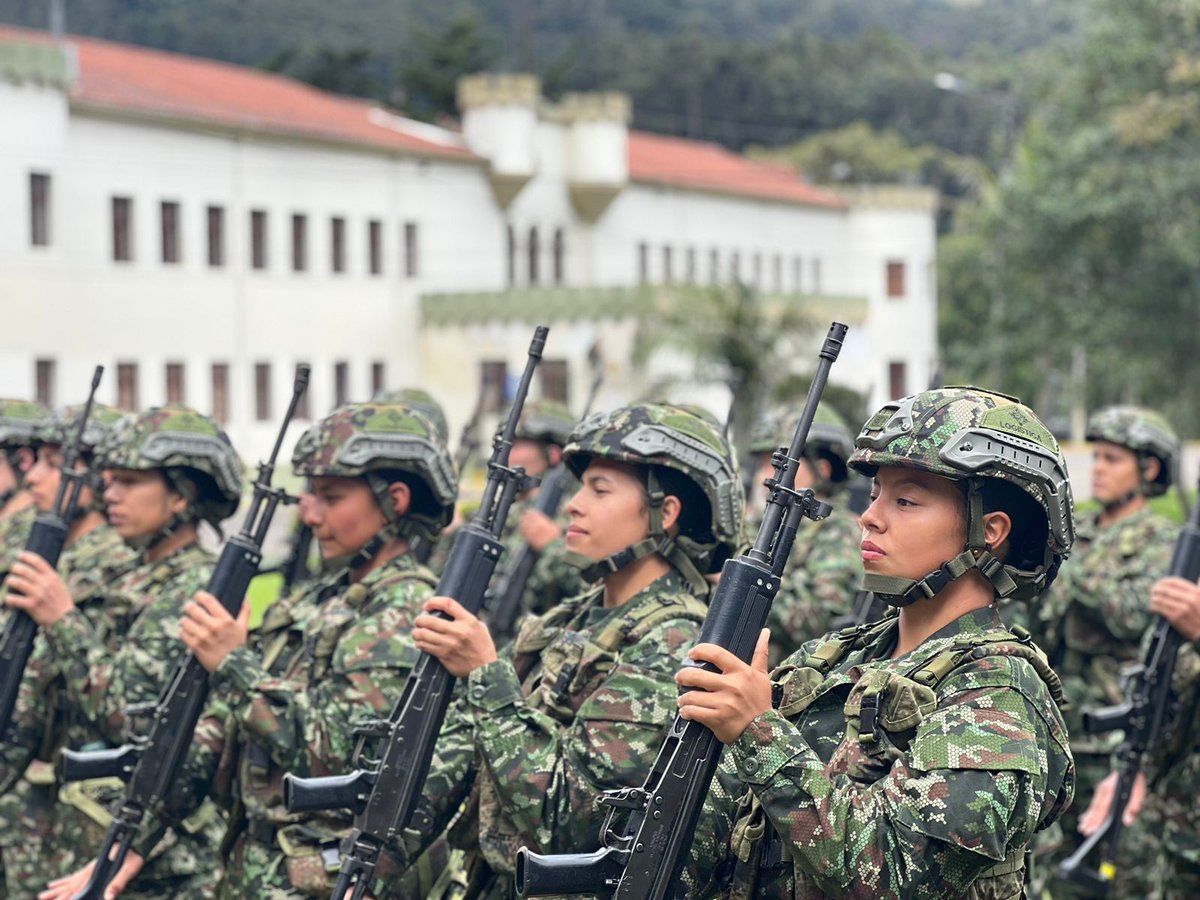 Ellas son nuestras soldados colombianas, mujeres que luchan día a día por dejar en alto el rol de la mujer en el #EjércitoNacional; por su valentía y dedicación son una fuente de inspiración para muchas personas en todo el mundo.

#EducaciónMilitar 
#ESLOG
