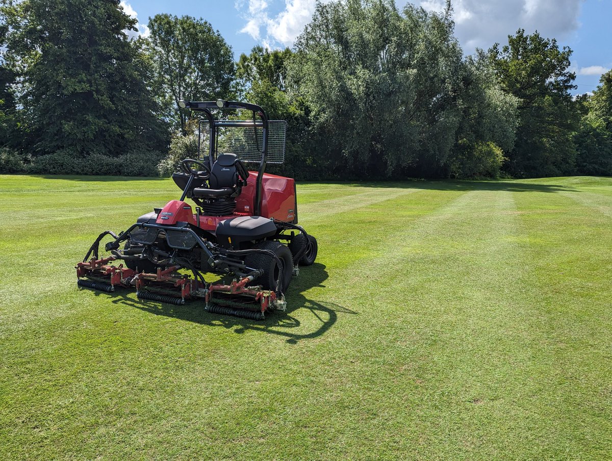 Richingsparkgr1's tweet image. Got this Baroness fairway mower on demo and wow what a machine 8 fairways cut and still on cut!
Comfortable operating position, loving it.
@baronessuk @LukeC1980