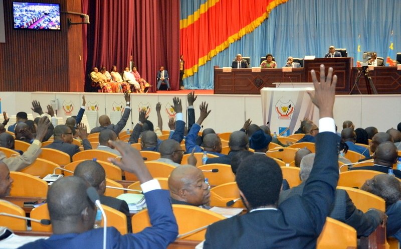 ebalemozindo's tweet photo. #RDC: ASSEMBLEE NATIONALE. 

Des sources concordantes, nous apprenons une corruption à grande échelle à l’assemblée nationale, pour le vote de la loi sur la répartition des sièges. 
@CMbosoNkodia serait à la manœuvre avec une bagatelle somme d’argent 20000$ pour chaque député de l’USN !!!
Si cette information est vraie, l'opinion congolais doit savoir que ce transfuge du FCC n'a nullement la volonté d'aider le chef de l'état Felix Tshisekedi .