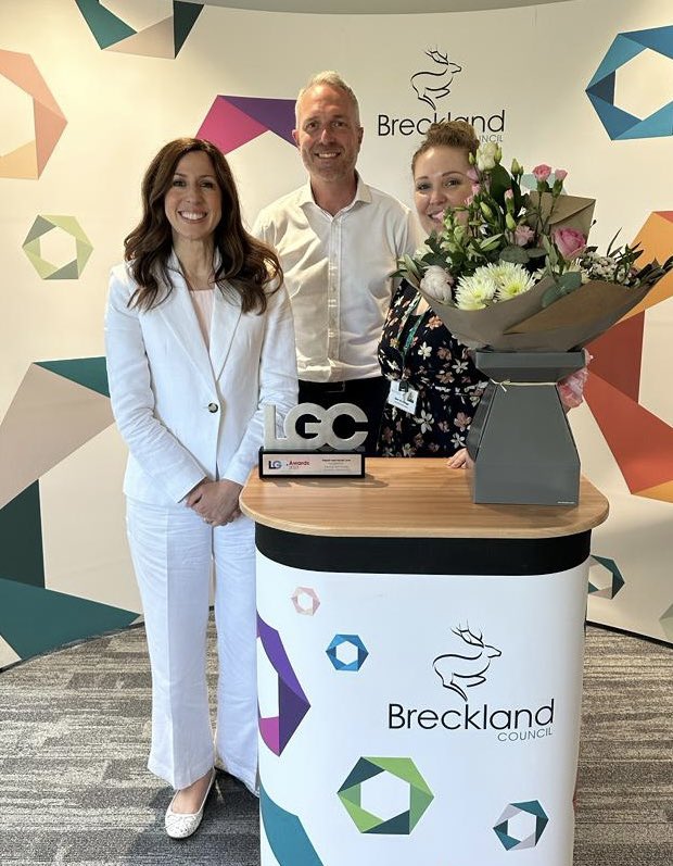 It was great to make time with @MaxineOMahony today to say thanks to our NHS colleague from @nandwics after our @lgcplus award. Our integrated work is tackling health inequalities in Breckland. What a fantastic partnership! #teambreckland @fran_odriscoll @TraceyBleakley