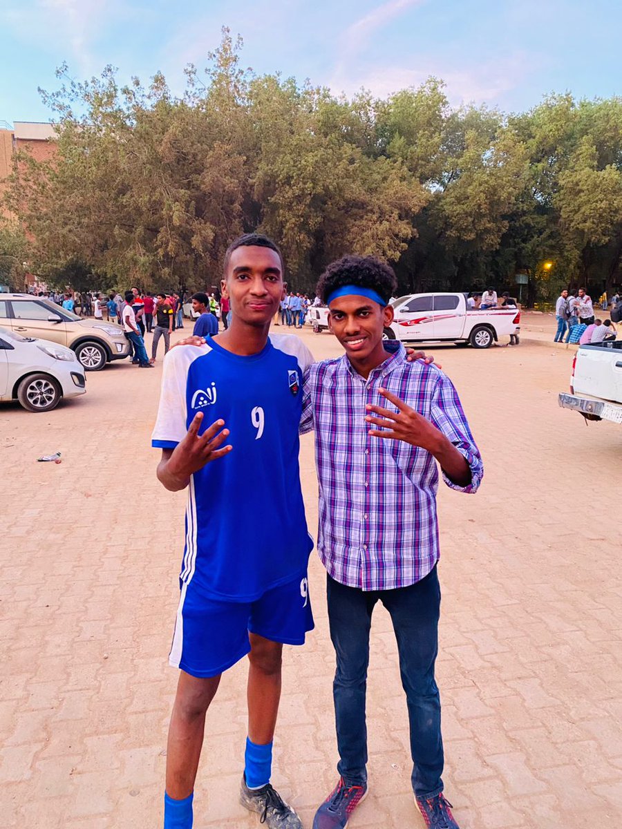 صوره مع النجم مازن سكور بعد ما غلبنا سكول تاني.. والله كان اخير ليهم المسمارين

واي واي ما دايرين