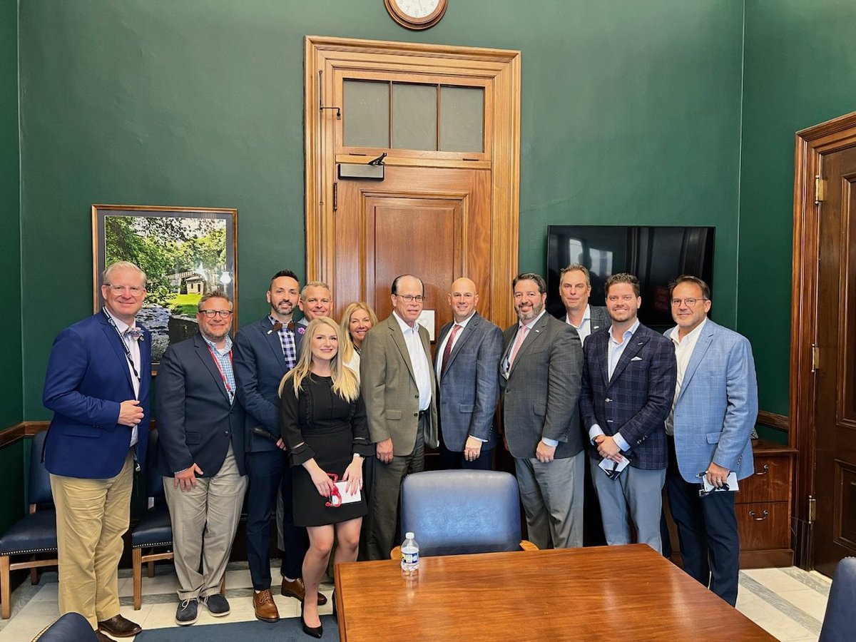 #PAFC23 meetings with lawmakers are still going strong! Delegates from <a href="/IndianaRLA/">IndianaRLA</a> met with @SenatorBraun to underscore the importance of legislation that strengthens restaurants.