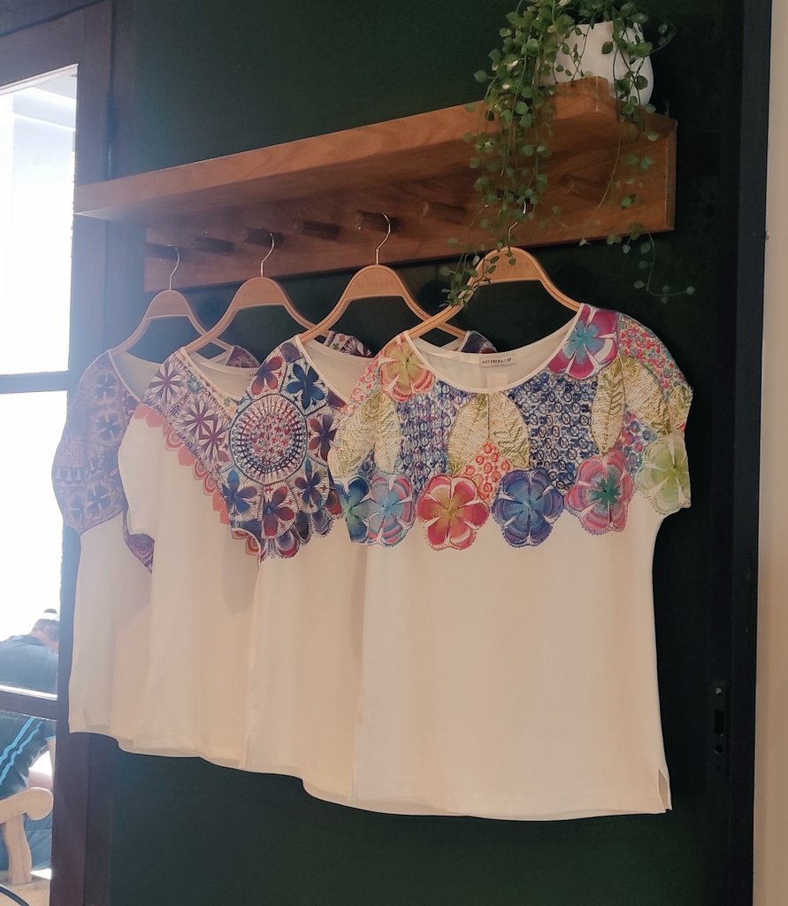 aki_yangon's tweet photo. パラグアイ
アスンシオン
La Casa de Artemera
パラグアイ伝統レース刺繍「ニャンドゥティ」のTシャツ可愛かった😊 https://t.co/6XaLcESekY