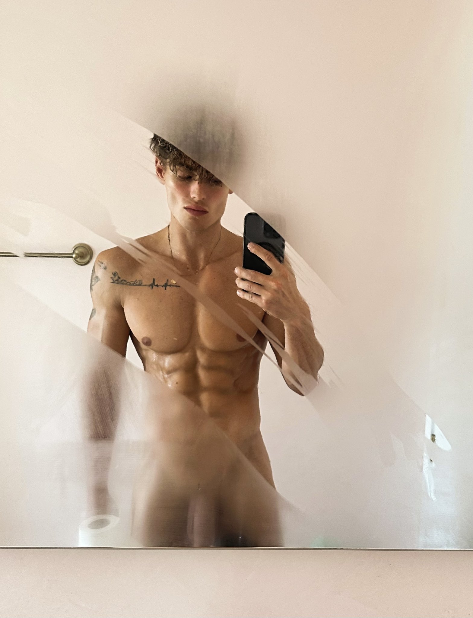 The mirrors are always properly wiped down on my other platform… 😉 Go see for yourself! 🍆👀 … Link in Bio! 🔐💙 https://t.co/7AltNlJGx8