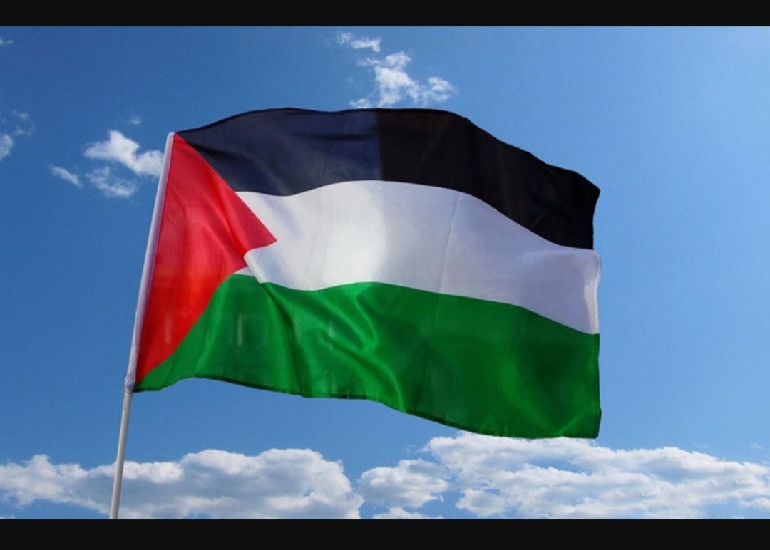 LindenLyn's tweet image. #Glastonbury23 
#ForTheManyNotTheFew
#HoldingHope
#PeaceAndLove 
#PeaceAndJustice
#OhJeremyCorbyn
#TheBigLie
&quot;You can cut all the flowers but you can&apos;t stop the coming of Spring&quot;.
 Pablo Neruda