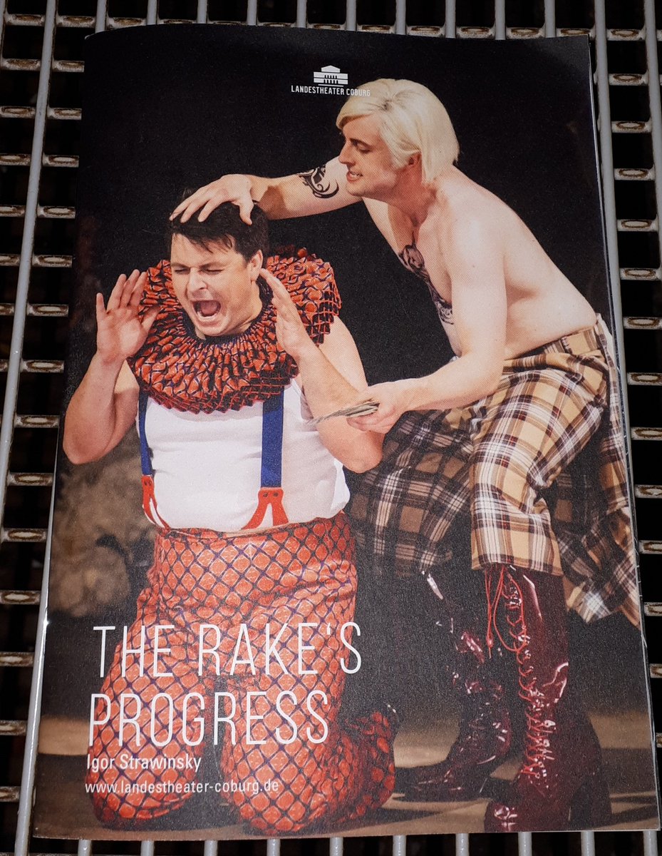 2michaelWmusic's tweet photo. Viel Spaß gab's bei #Strawinsky-Oper #RakesProgress in der Insz. von B.F. Loges am #LandestheaterCoburg: Tom mit reichlicher Erbschaft auf dem süßen Weg in den Bankrott. Teuflischer Nick, der "mephistophelisch" den Niedergang beschleunigt! Tolles Gastspiel am @Stadttheater #Fürth https://t.co/Z4ttIz6SwK