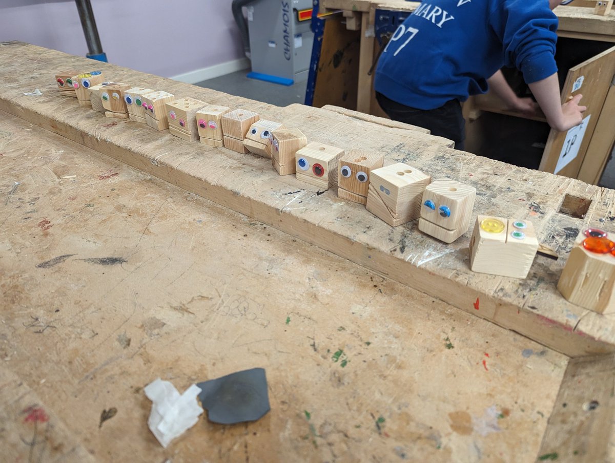 A full class of robot head pencil stands made with my future S1s this morning! #transition <a href="/BroHighOfficial/">Broughton High</a> <a href="/BroTechnology/">Bro Technology</a>