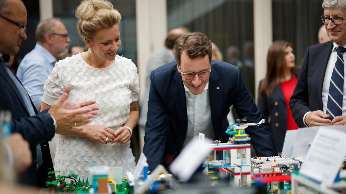 landnrw's tweet photo. Ministerpräsident @HendrikWuest hat am Mittwochabend zahlreiche Gäste zum traditionellen Sommerfest in der Vertretung des Landes #NRW beim Bund begrüßt. Der Abend steht im Zeichen des Austauschs zwischen Vertreterinnen und Vertretern aus Politik, Wirtschaft und Gesellschaft. https://t.co/4WpVp85hcC