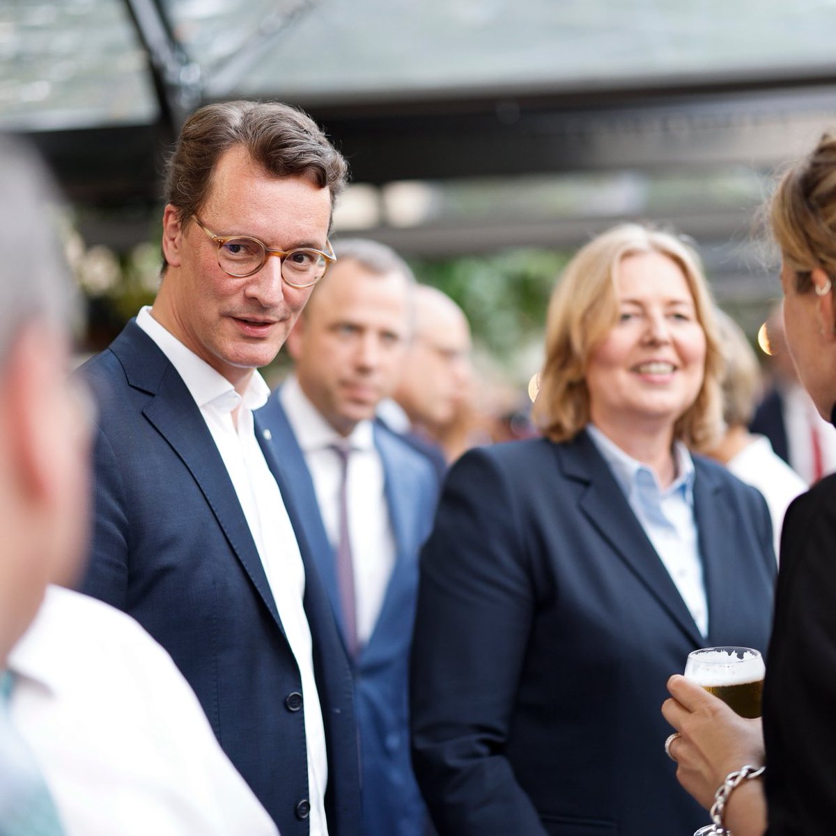 landnrw's tweet photo. Ministerpräsident @HendrikWuest hat am Mittwochabend zahlreiche Gäste zum traditionellen Sommerfest in der Vertretung des Landes #NRW beim Bund begrüßt. Der Abend steht im Zeichen des Austauschs zwischen Vertreterinnen und Vertretern aus Politik, Wirtschaft und Gesellschaft. https://t.co/4WpVp85hcC