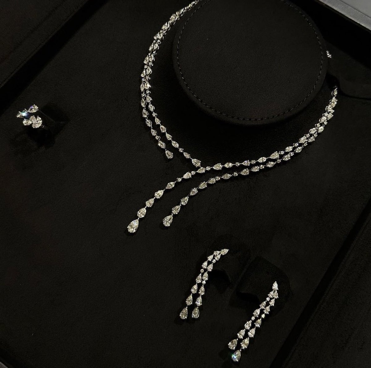 styleinour's tweet photo. من مجوهرات عدي الفردان اسم الطقم - تلاقي العهود - 
شوفوا اللمعه💎✨ ! https://t.co/j08Ndgk7If