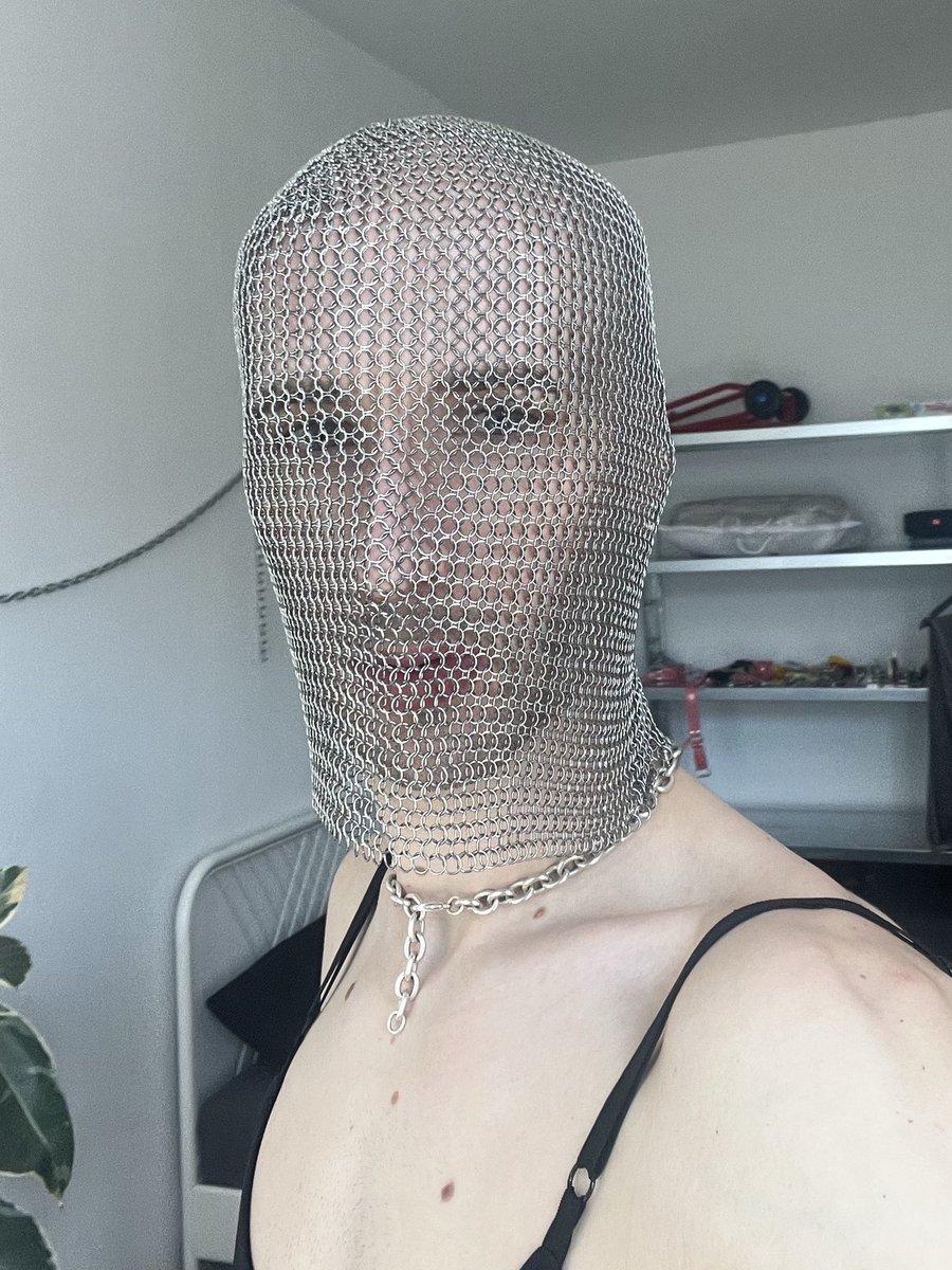 vanta__black__'s tweet photo. Off to Berghain in anonymous 🏢
#technokid #partyboy #queerelit #metallichelmet #gay https://t.co/yksm7IWgkp