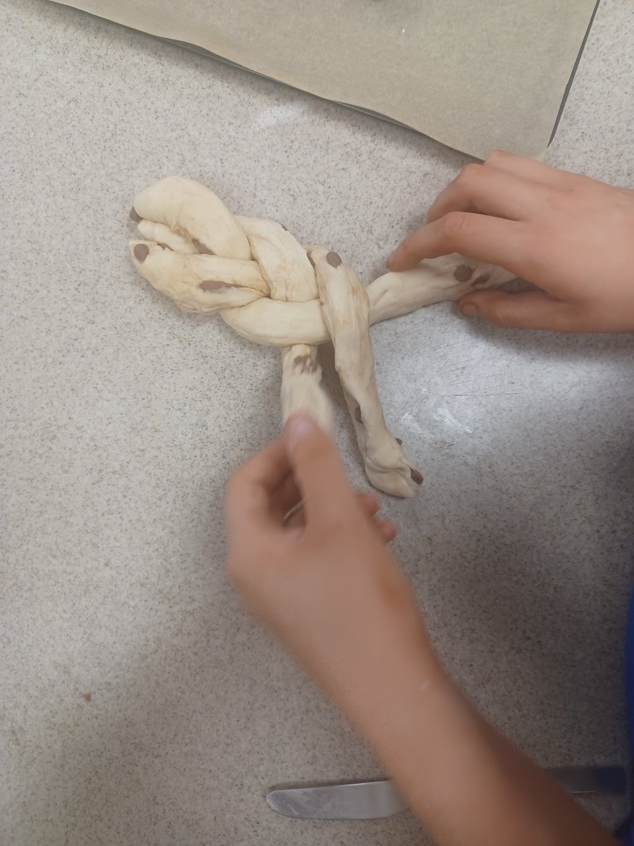 Creative_MsE's tweet photo. Impressive year 9's today making Bread in 1 hour lesson. A lot of chocolate chips added. #breadmaking #chocolatebread #Food https://t.co/VfZbQjkSNZ
