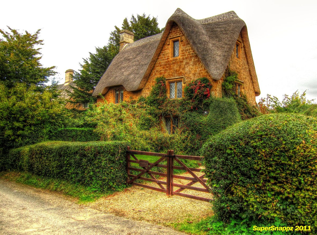 Unique and stylish thatch roof Cottage. Chipping Norton. The Cotswold's.  England. NMP.