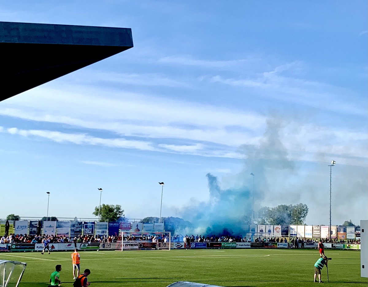 Ik hoop dat de <a href="/KNVB/">KNVB</a> en alle voetbalburgemeesters hebben opgelet bij <a href="/1Stedoco/">SteDoCo Heren 1</a> tegen <a href="/GVVV/">G.V.V.V.</a> vanavond. Tweede fanatieke supportersgroepen naast elkaar. Om beurten pyro. Niets op het veld. Geen gewonden. Gewoon een biertje erbij. Kan het altijd? Nee. Kan het heel vaak wel. Absoluut.